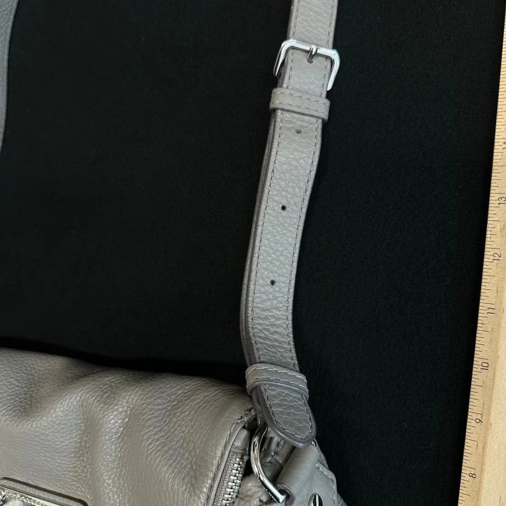 Marc Jacobs Grey Pebbled Leather Crossbody Bag Silver Logo Plaque Slouchy Hobo